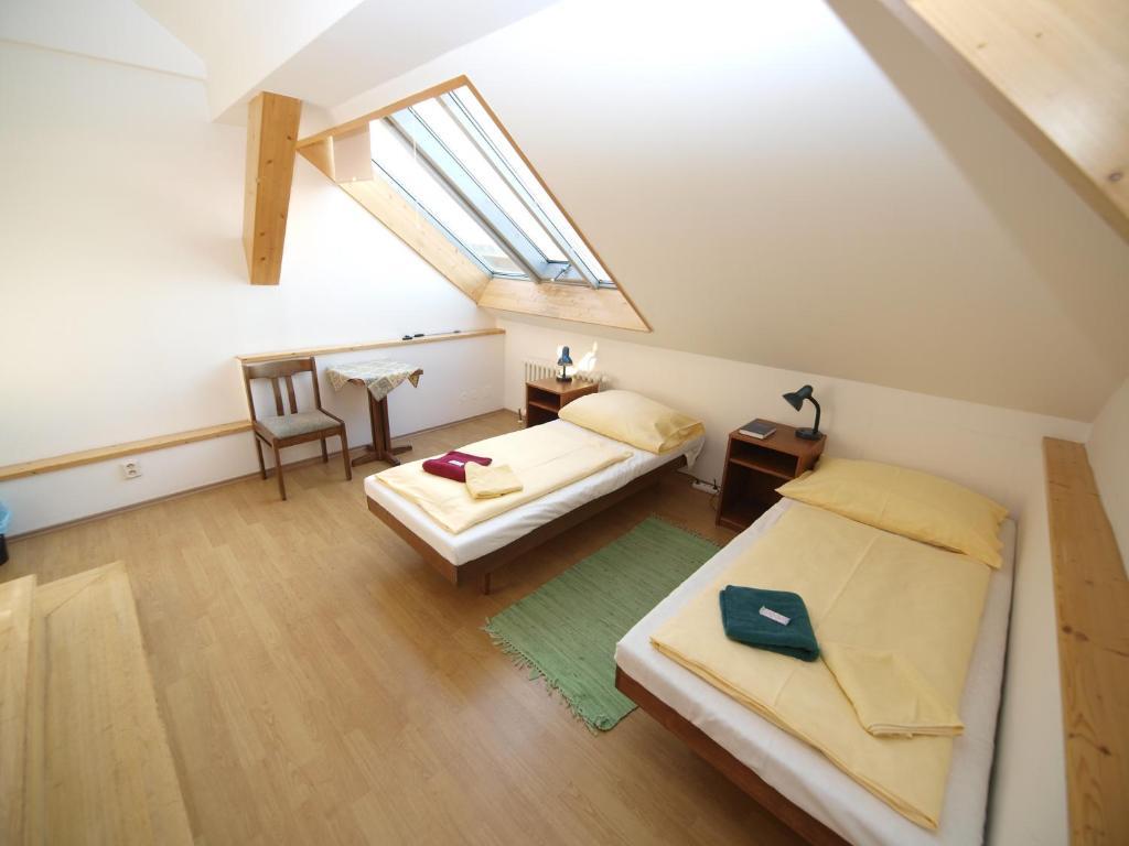 Church Pension Praha - Husuv Dum Prague Room photo