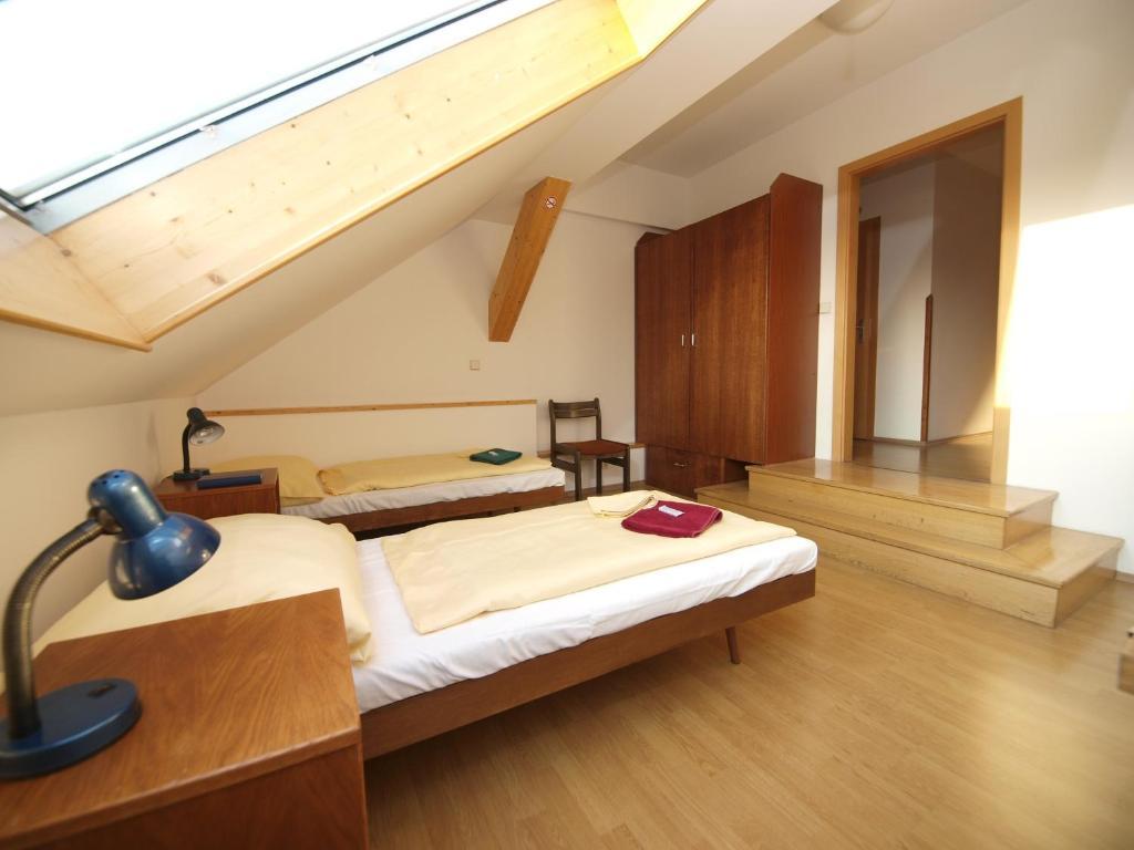 Church Pension Praha - Husuv Dum Prague Room photo