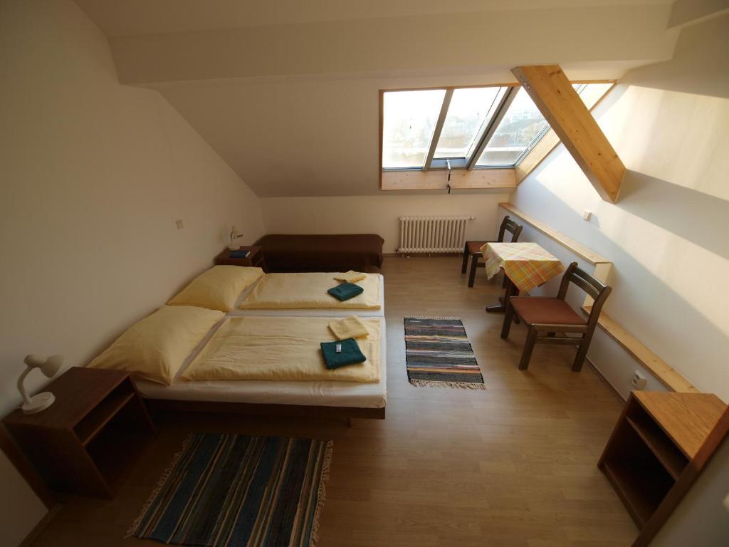 Church Pension Praha - Husuv Dum Prague Room photo