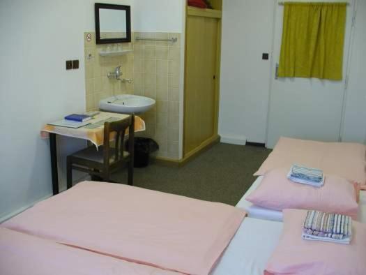 Church Pension Praha - Husuv Dum Prague Room photo