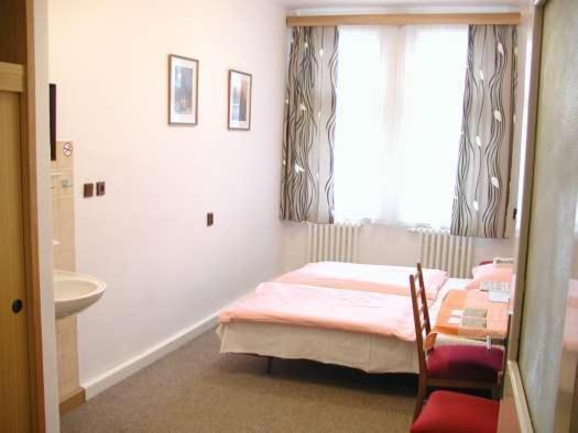 Church Pension Praha - Husuv Dum Prague Room photo