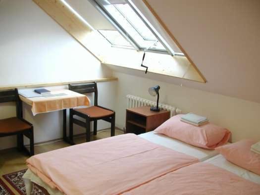 Church Pension Praha - Husuv Dum Prague Room photo