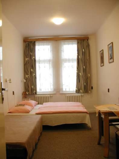 Church Pension Praha - Husuv Dum Prague Room photo